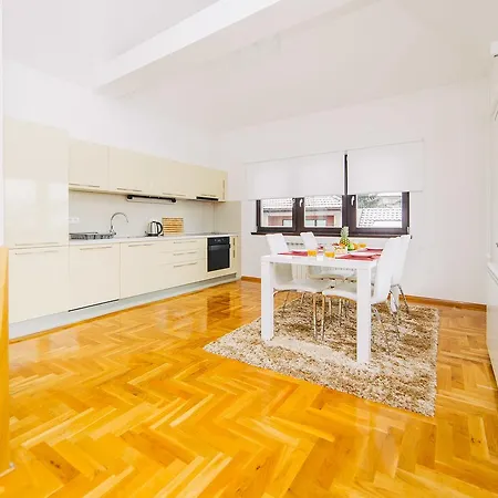 Luxury 3 Story House- View Lejlighed *